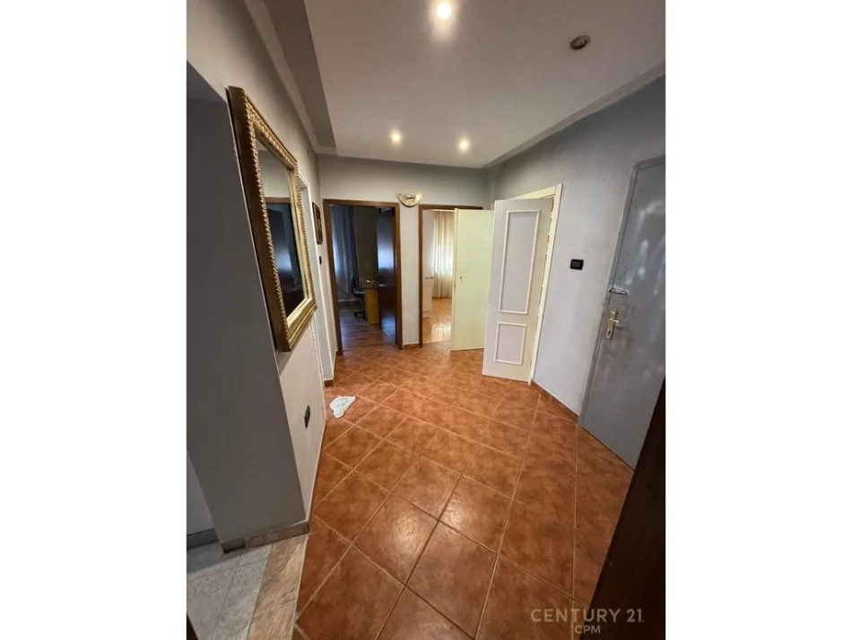Tirane, jepet me qera apartament 2+1 Kati 1, 80 m² 600 € (Pazari i ri)