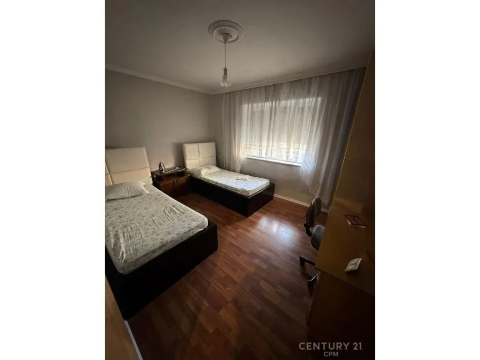 Tirane, jepet me qera apartament 2+1 Kati 1, 80 m² 600 € (Pazari i ri)
