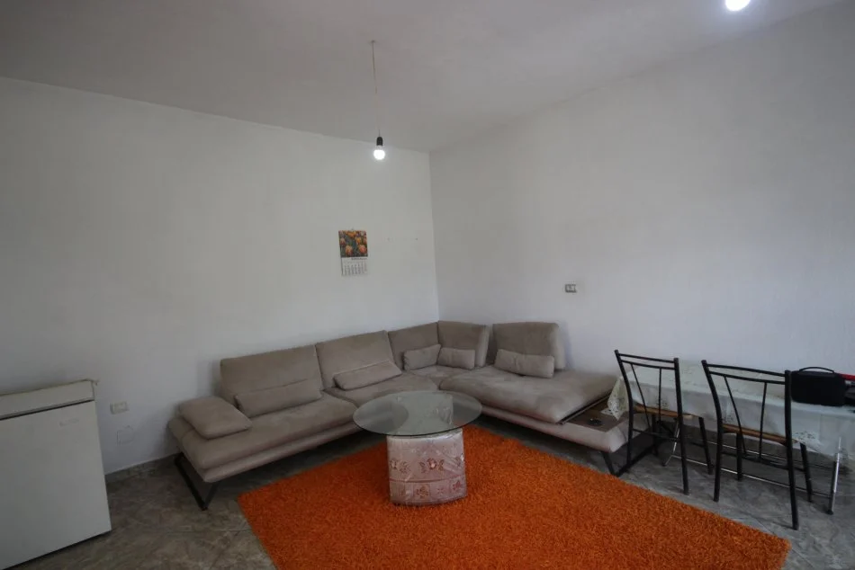 Tirane, jepet me qera shtepi 1+1 Kati 0, 60 m² 300 € 