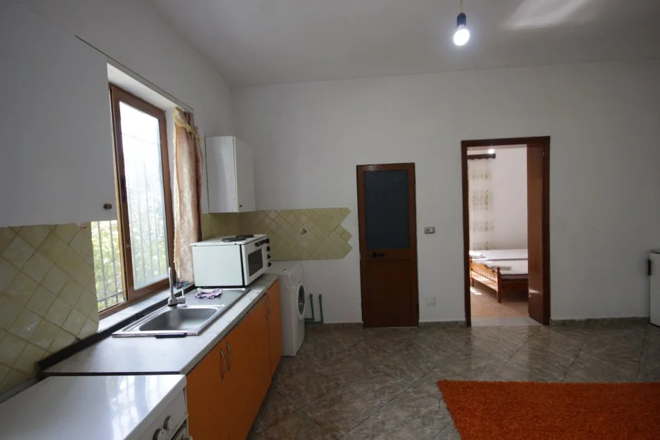 Tirane, jepet me qera shtepi 1+1 Kati 0, 60 m² 300 € 