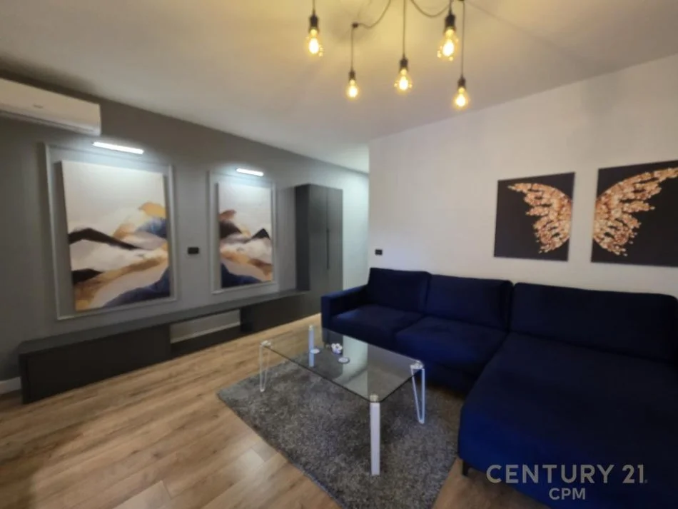 Tirane, jepet me qera apartament 1+1 Kati 11, 60 m² 700 € (Komuna e Parisit)