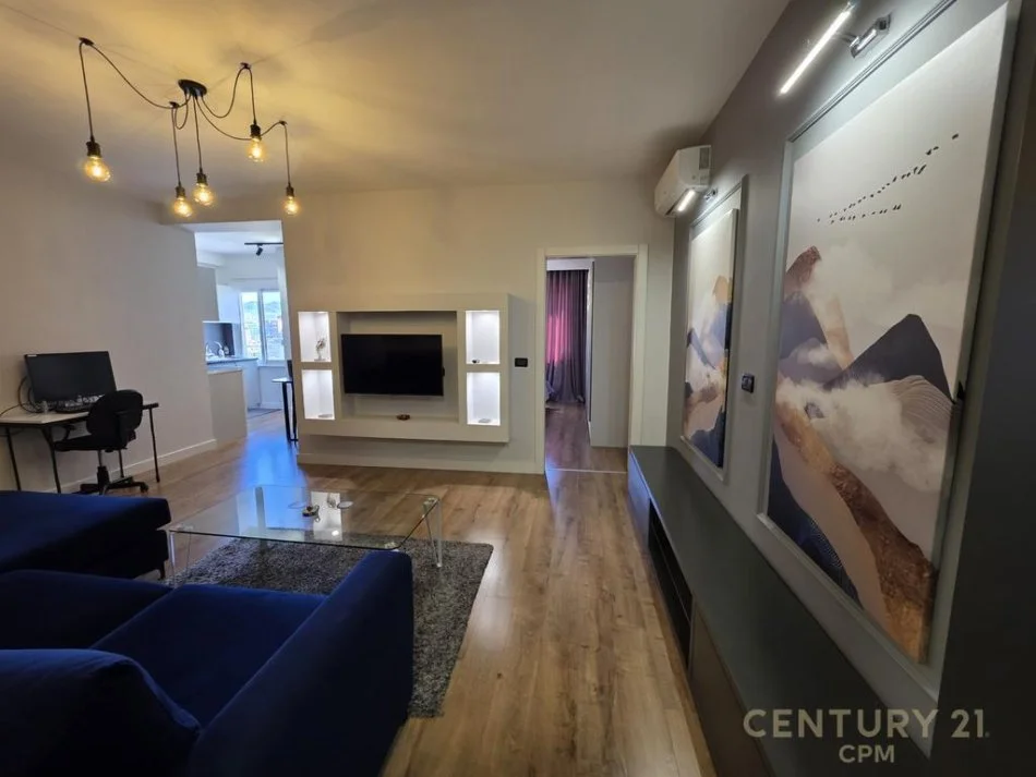 Tirane, jepet me qera apartament 1+1 Kati 11, 60 m² 700 € (Komuna e Parisit)