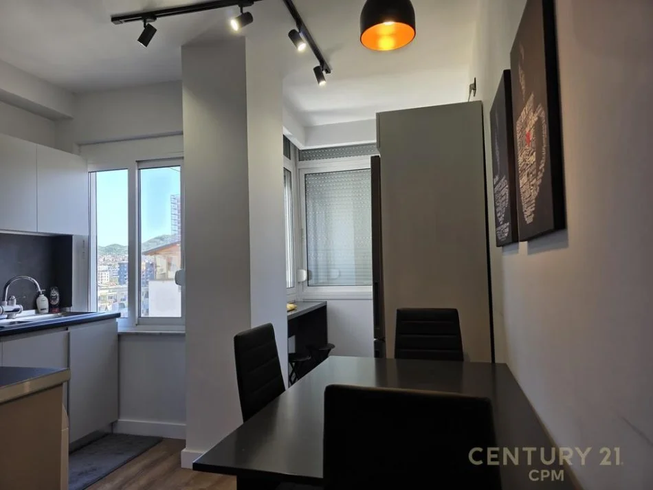 Tirane, jepet me qera apartament 1+1 Kati 11, 60 m² 700 € (Komuna e Parisit)