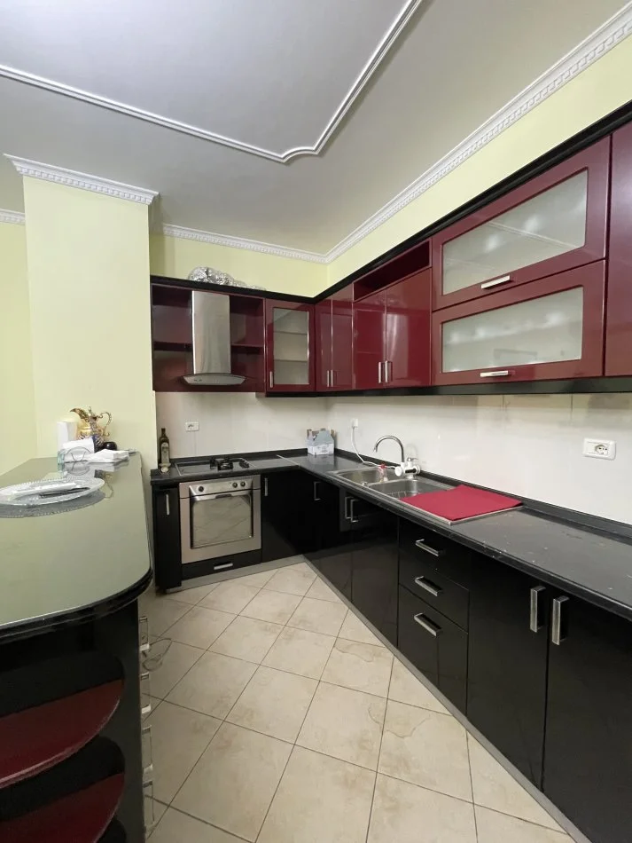 Tirane, jap me qera apartament 2+1+Ballkon Kati 4, 101 m² 500 € (Kodra e Diellit)