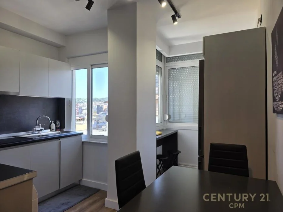 Tirane, jepet me qera apartament 1+1 Kati 11, 60 m² 700 € (Komuna e Parisit)