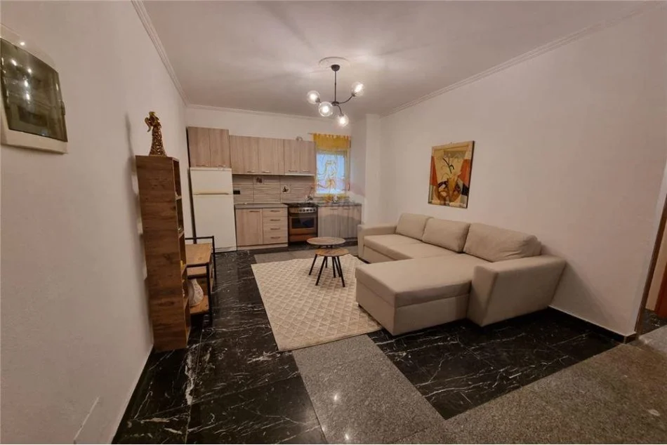 Tirane, jepet me qera apartament 1+1 Kati 1, 70 m² 450 € (Xhon kenedi)