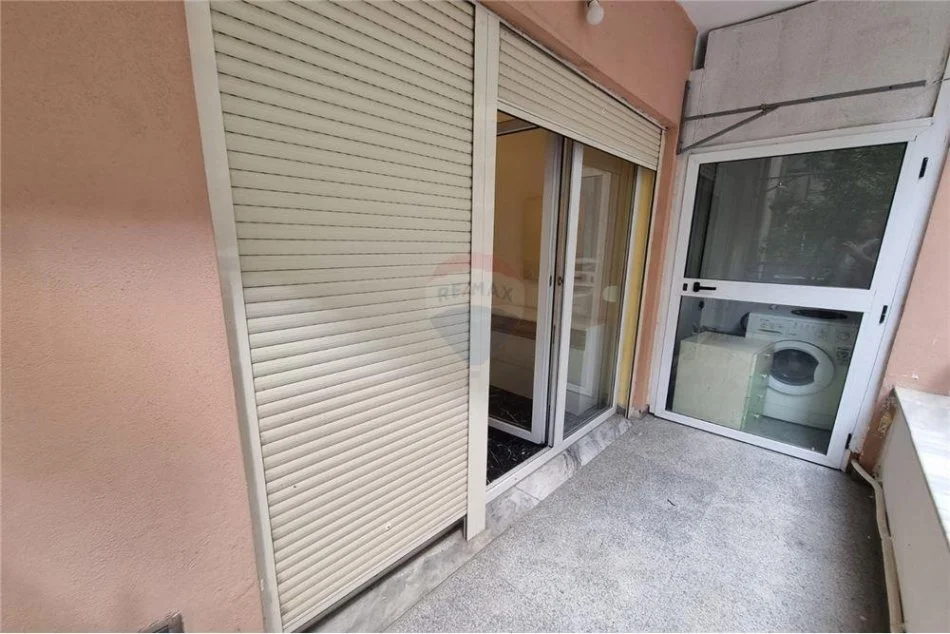 Tirane, jepet me qera apartament 1+1 Kati 1, 70 m² 450 € (Xhon kenedi)