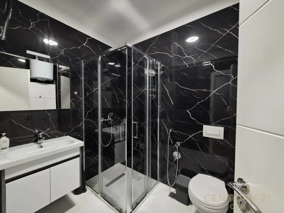 Tirane, jepet me qera apartament 1+1 Kati 11, 60 m² 700 € (Komuna e Parisit)