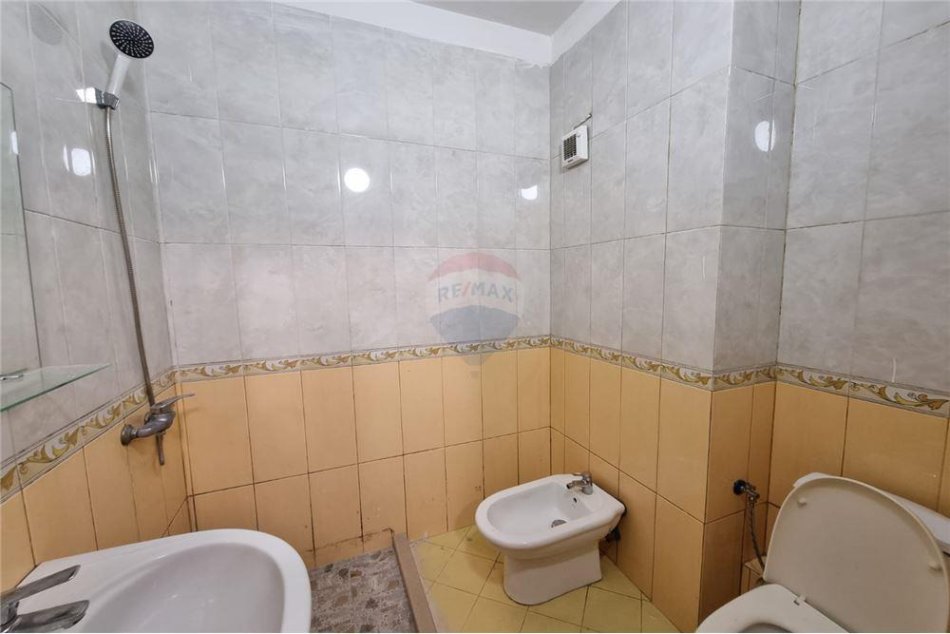 Tirane, jepet me qera apartament 1+1 Kati 1, 70 m² 450 € (Xhon kenedi)
