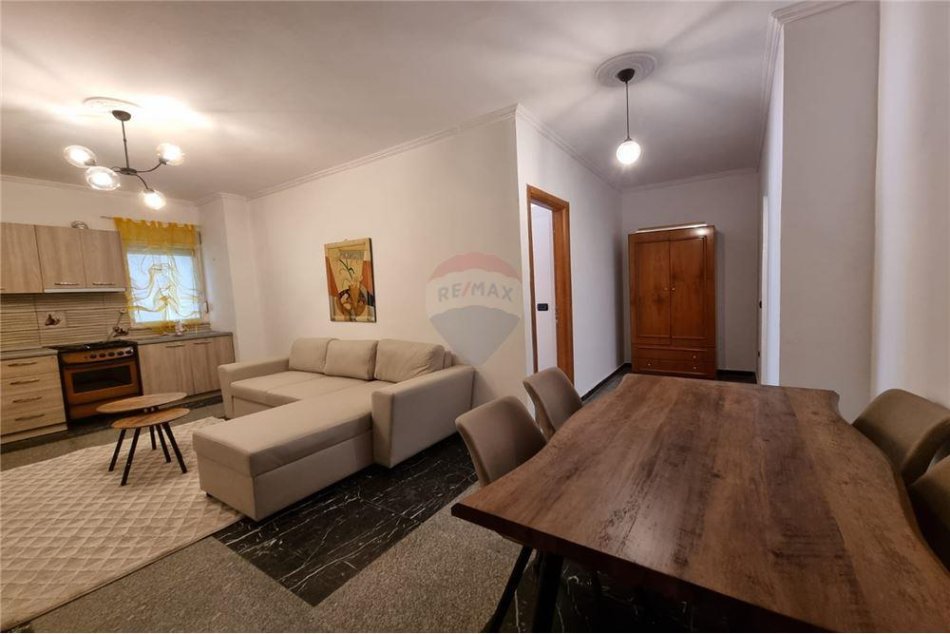 Tirane, jepet me qera apartament 1+1 Kati 1, 70 m² 450 € (Xhon kenedi)