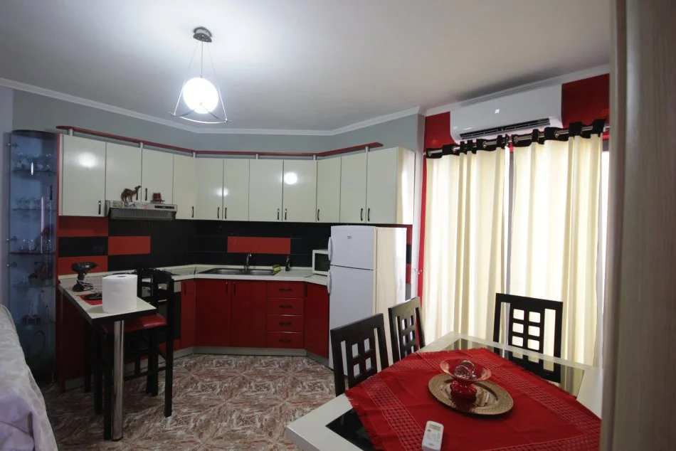 Tirane, jepet me qera apartament 2+1+Ballkon Kati 6, 85 m² 560 € (Rruga Muzaket)
