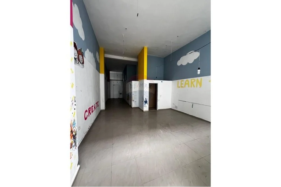 Tirane, jepet me qera ambjent biznesi Kati 0, 61 m² 500 € (JEPET PER QIRA AMBIENT BIZNESI, KOMPLESKI MAGNET!)