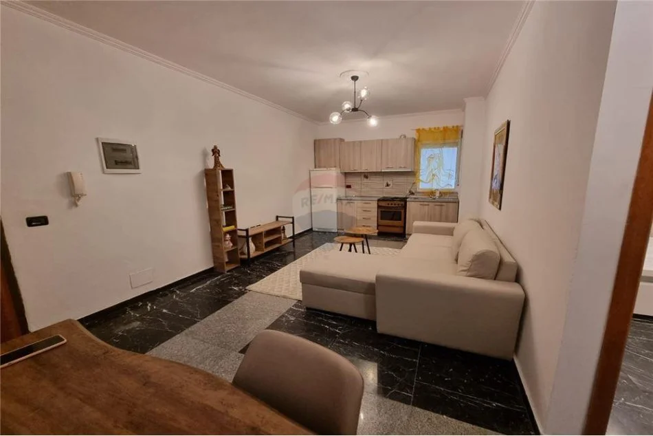 Tirane, jepet me qera apartament 1+1 Kati 1, 70 m² 450 € (Xhon kenedi)