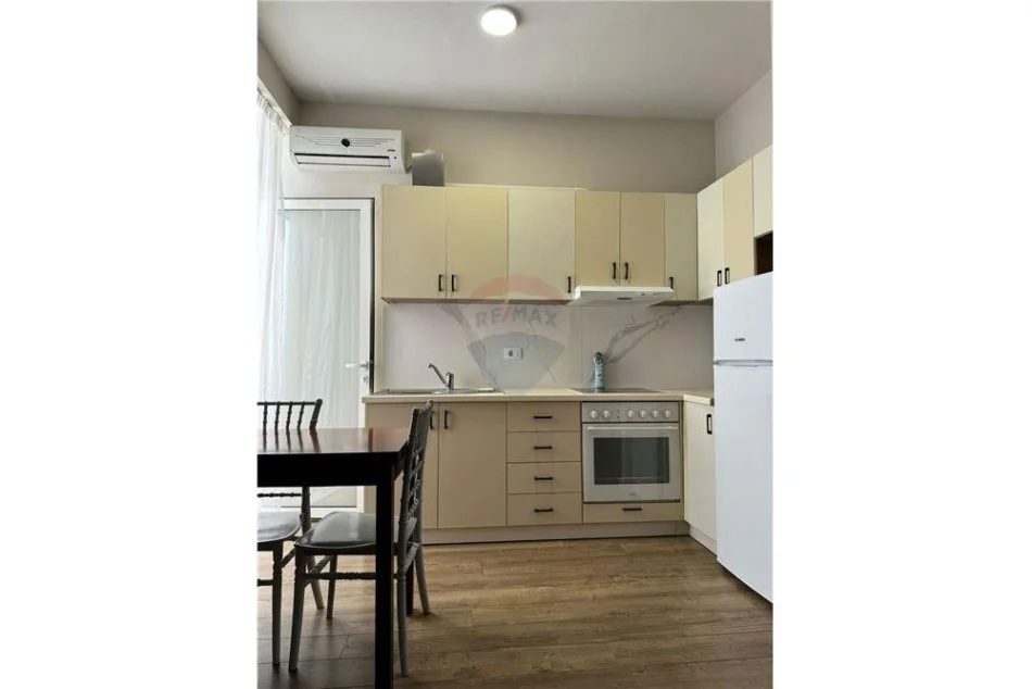 Tirane, jepet me qera apartament 1+1 Kati 3, 55 m² 500 € (Kopshti botanik)