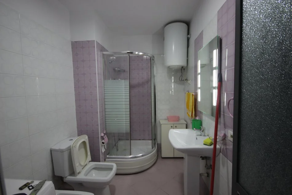 Tirane, jepet me qera apartament 2+1+Ballkon Kati 6, 85 m² 560 € (Rruga Muzaket)