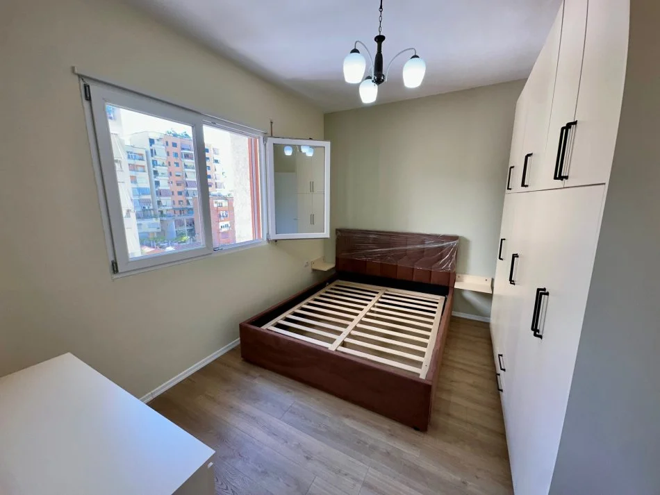 Tirane, jepet me qera apartament 1+1+Aneks+Ballkon Kati 4, 70 m² 700 € (Pazari i Ri)