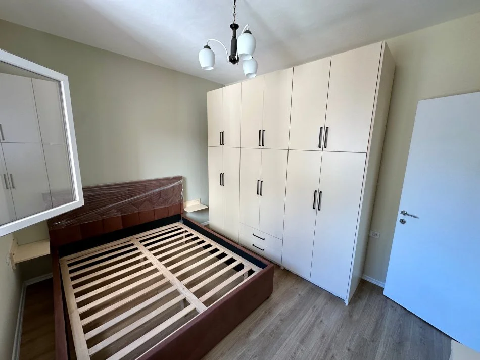 Tirane, jepet me qera apartament 1+1+Aneks+Ballkon Kati 4, 70 m² 700 € (Pazari i Ri)