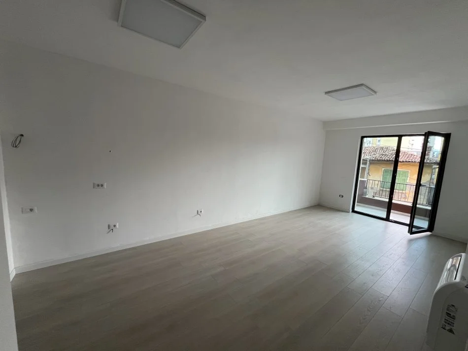 Tirane, jepet me qera , 