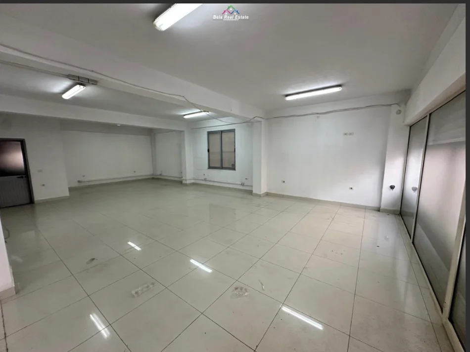 Tirane, jepet me qera dyqan Kati 0, 240 m² 1.460 € (Prane Bujtines se Gjelit)