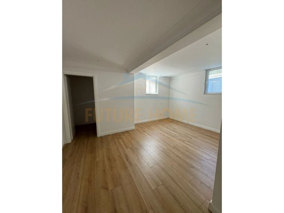 Tirane, jepet me qera Vile 4+1+Ballkon Kati 2, 300 m² 3.500 € (Teg)