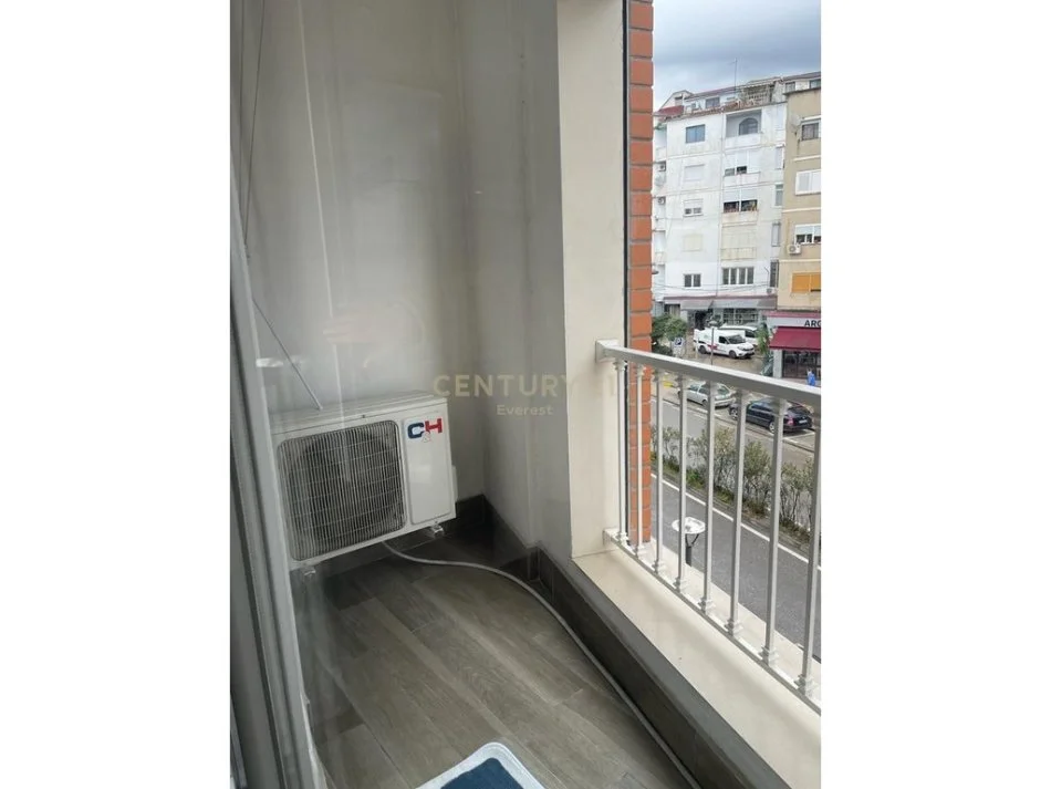 Tirane, jepet me qera apartament 1+1+Ballkon Kati 5, 65 m² 450 € 