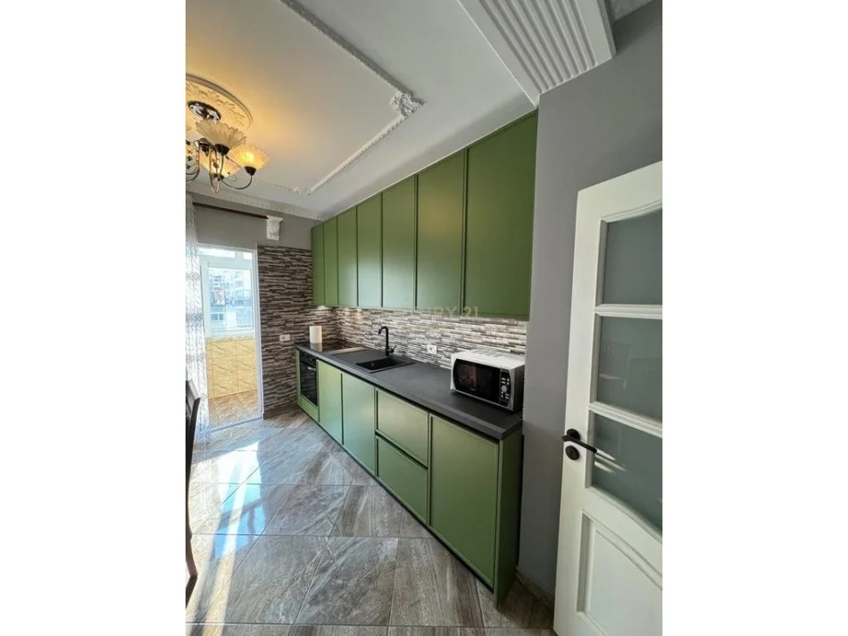 Tirane, jepet me qera apartament 2+1 Kati 4, 75 m² 850 € 