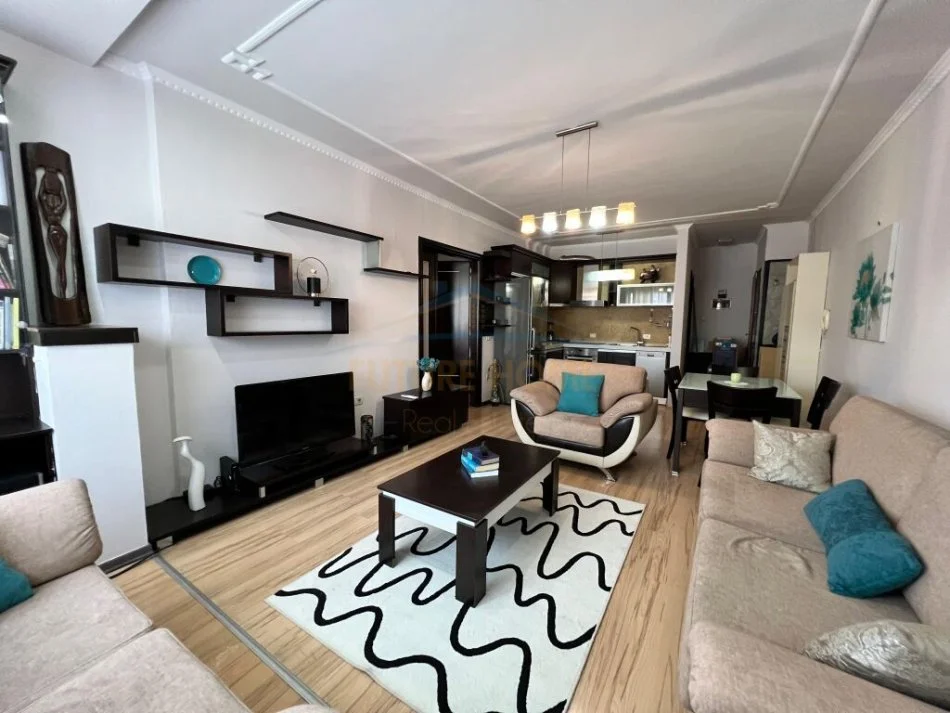 Tirane, jepet me qera apartament 2+1+Ballkon Kati 5, 100 m² 800 € (Bllok)