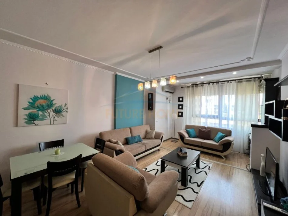 Tirane, jepet me qera apartament 2+1+Ballkon Kati 5, 100 m² 800 € (Bllok)