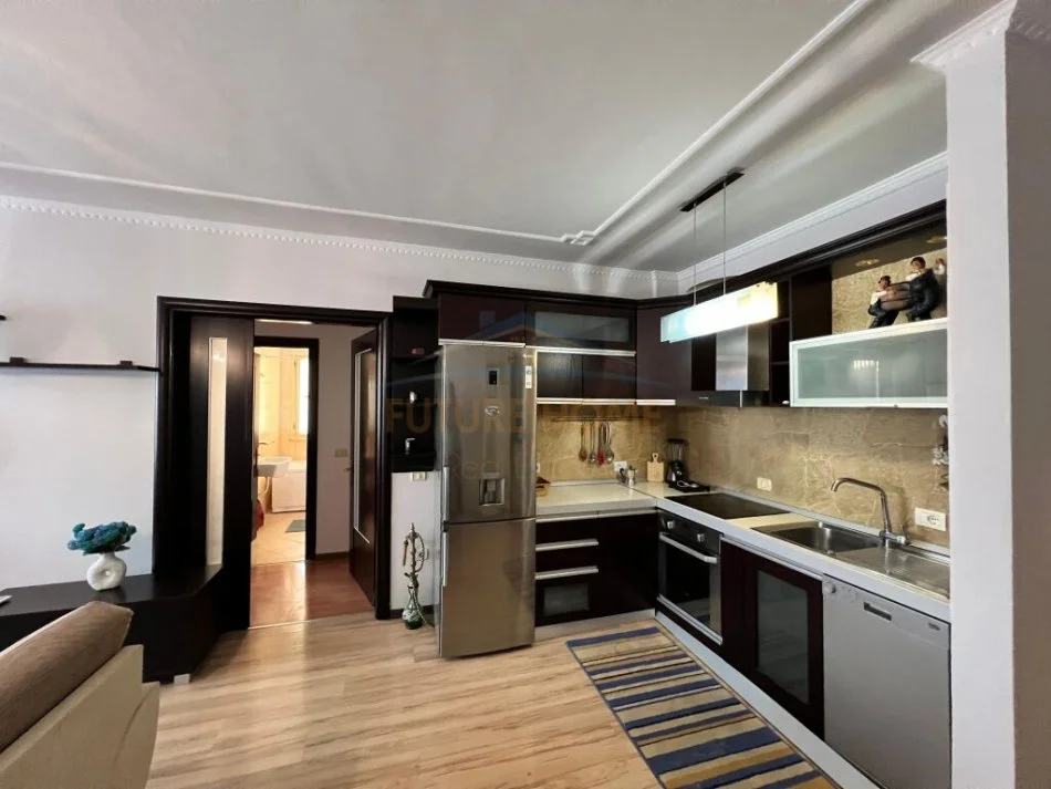 Tirane, jepet me qera apartament 2+1+Ballkon Kati 5, 100 m² 800 € (Bllok)