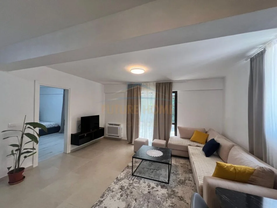 Tirane, jepet me qera apartament 2+1+Ballkon Kati 2, 104 m² 800 € (Libri Universitar)