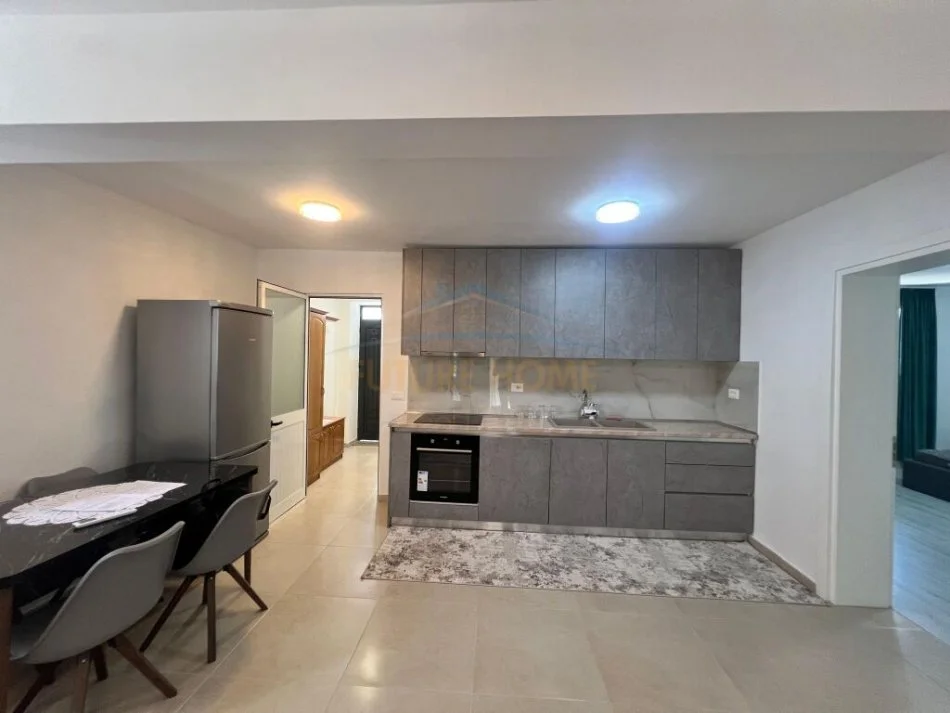 Tirane, jepet me qera apartament 2+1+Ballkon Kati 2, 104 m² 800 € (Libri Universitar)