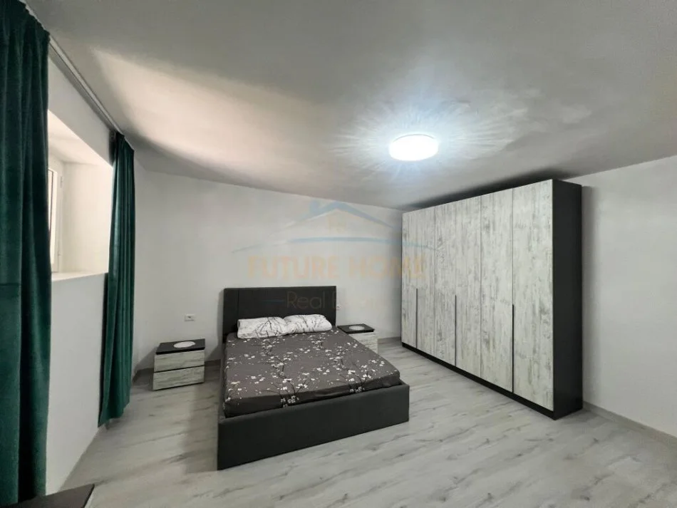 Tirane, jepet me qera apartament 2+1+Ballkon Kati 2, 104 m² 800 € (Libri Universitar)