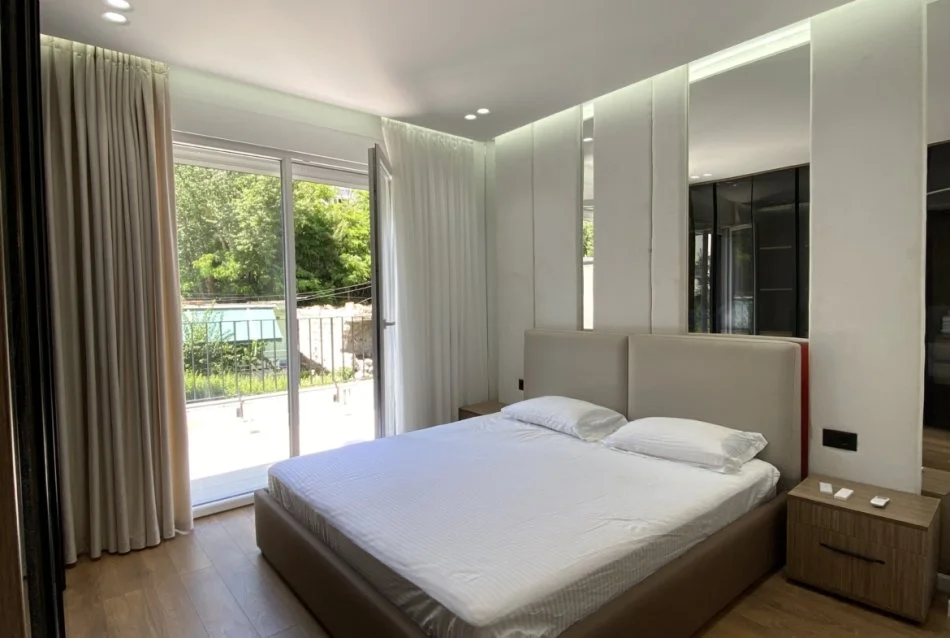 Tirane, jepet me qera apartament 2+1 Kati 2, 105 m² 1.300 € (Rruga Hamdi Sina)