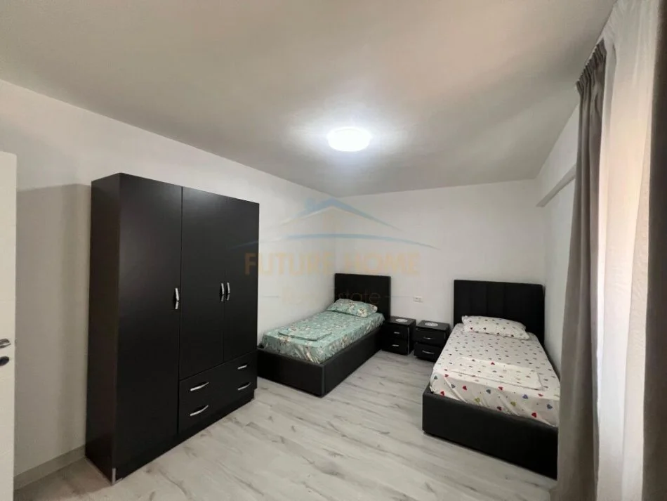 Tirane, jepet me qera apartament 2+1+Ballkon Kati 2, 104 m² 800 € (Libri Universitar)