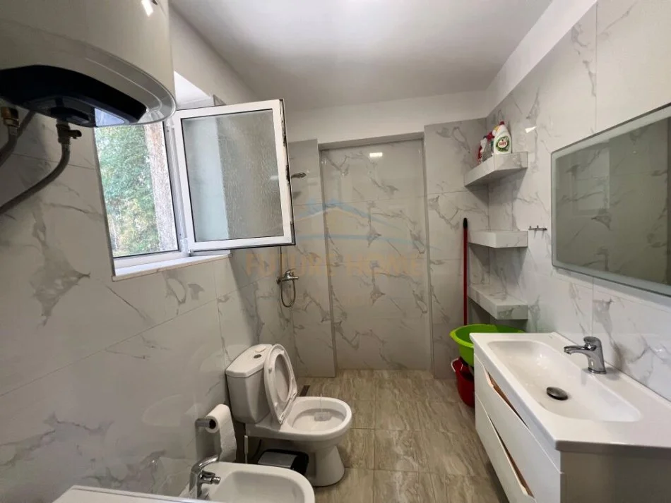 Tirane, jepet me qera apartament 2+1+Ballkon Kati 2, 104 m² 800 € (Libri Universitar)