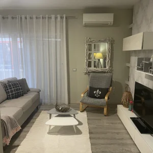 Tirane, jepet me qera apartament 2+1+Ballkon Kati 1, 98 m² 670 € 