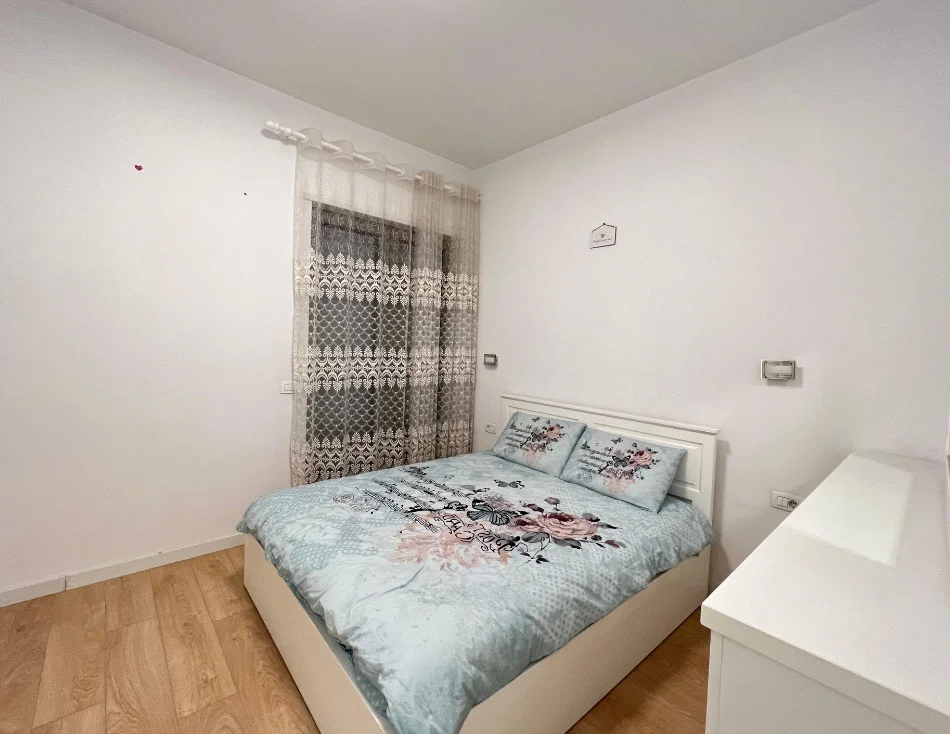 Tirane, jepet me qera apartament 2+1 Kati 2, 120 m² 1.200 € (Kompleksi Delijorgji)