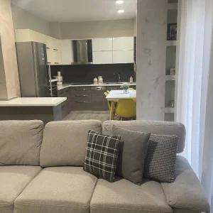 Tirane, jepet me qera apartament 2+1+Ballkon Kati 1, 98 m² 670 € 