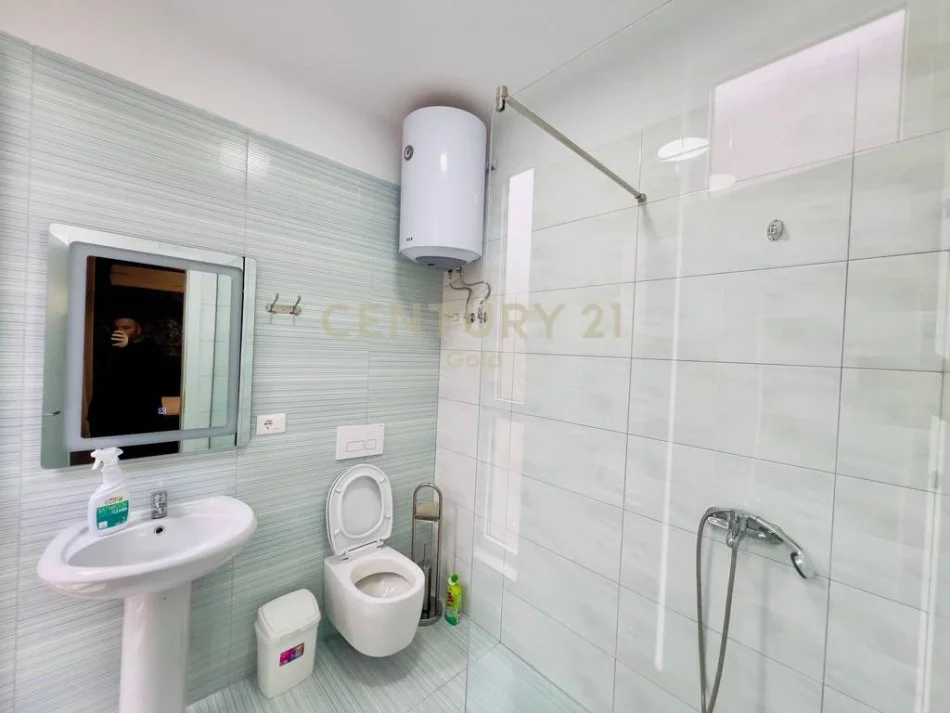 Tirane, jepet me qera apartament 2+1+Aneks+Ballkon Kati 3, 95 m² 900 € 