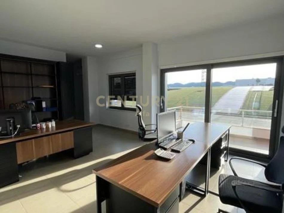 Tirane, jepet me qera ambjent biznesi Kati 4, 86 m² 1.000 € 