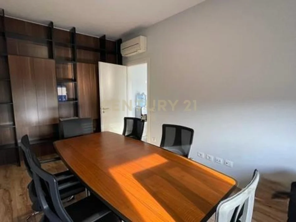 Tirane, jepet me qera ambjent biznesi Kati 4, 86 m² 1.000 € 