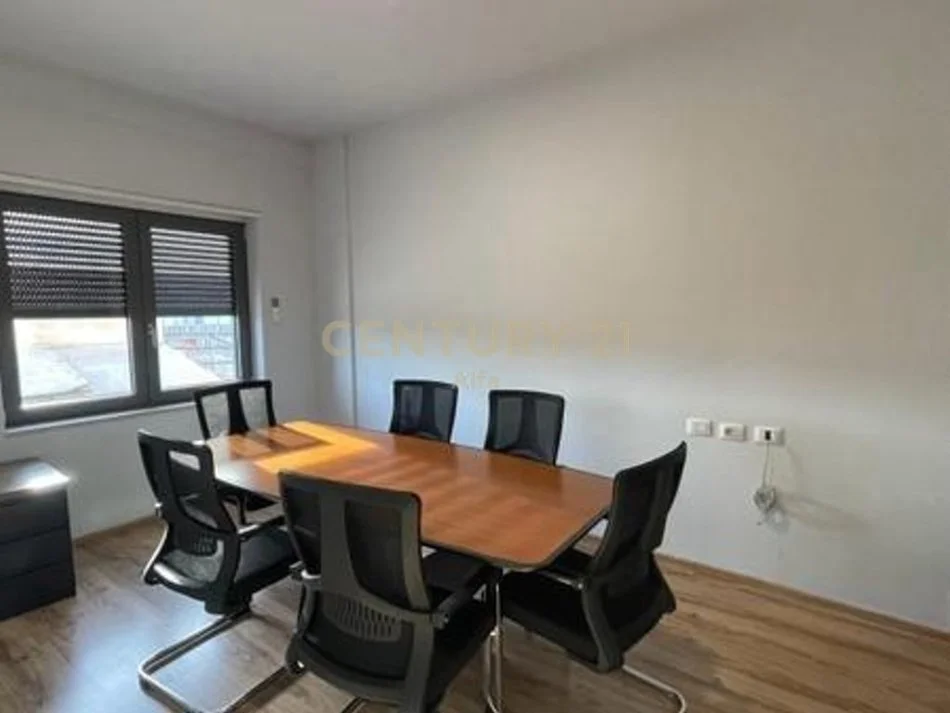 Tirane, jepet me qera ambjent biznesi Kati 4, 86 m² 1.000 € 