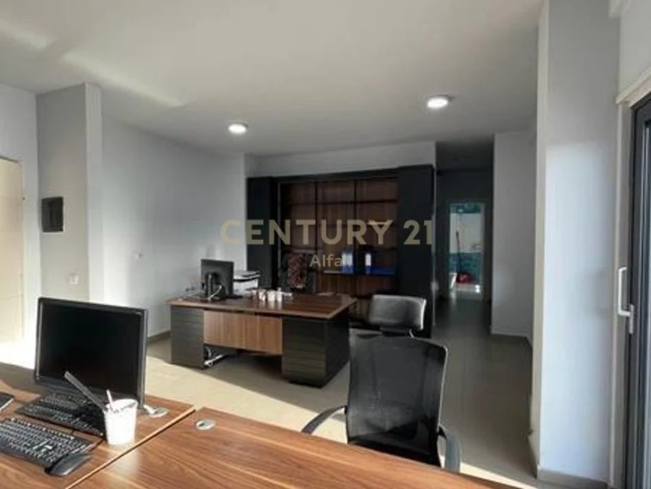 Tirane, jepet me qera ambjent biznesi Kati 4, 86 m² 1.000 € 