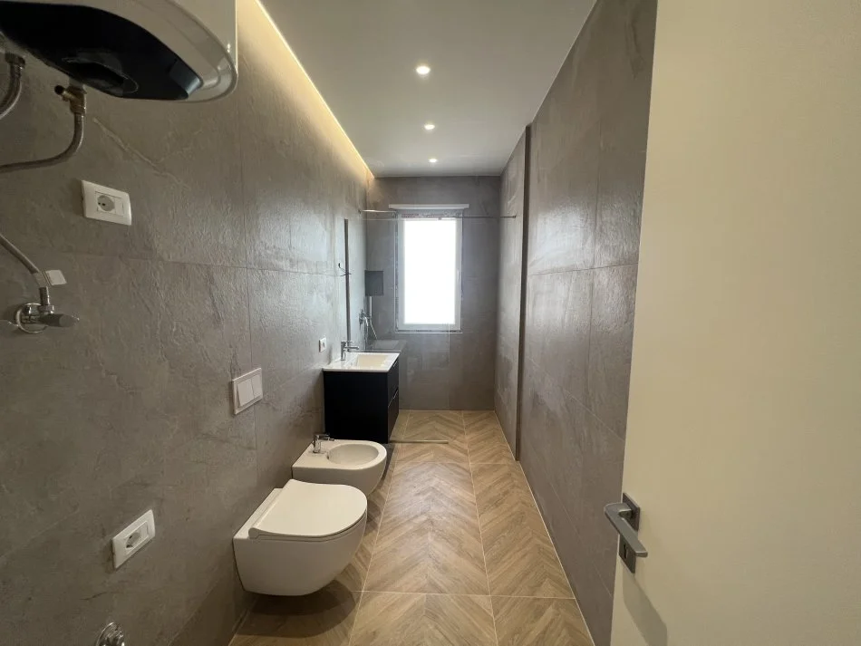 Tirane, shitet apartament 2+1+Ballkon Kati 3, 97 m² 128.000 € (Gryka e Kaçanikut)