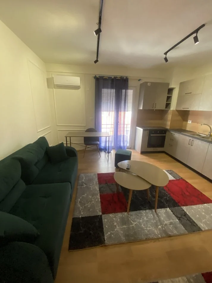 Tirane, jepet me qera apartament 1+1+Ballkon Kati 3, 55 m² 500 € (Hamdi pepo)