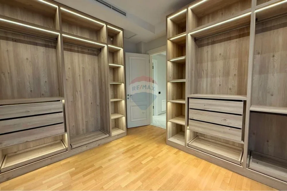 Tirane, shitet apartament 3+1 , 127 m² 600.000 € (Ambasada Amerikane)