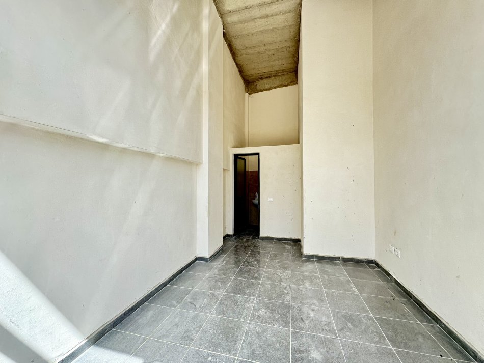 Dyqan me qera, Rruga Qemal Stafa, 3 minuta larg Pazarit të Ri 300 Euro