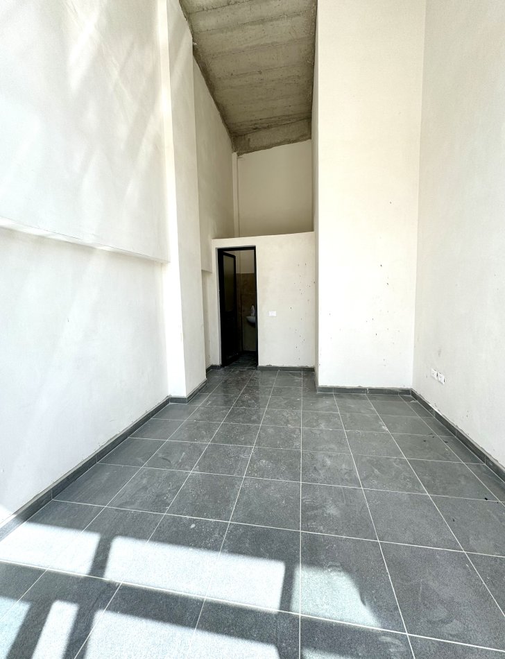 Dyqan me qera, Rruga Qemal Stafa, 3 minuta larg Pazarit të Ri 300 Euro
