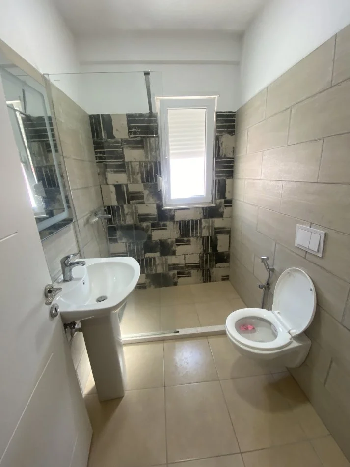 Tirane, jepet me qera apartament 1+1+Ballkon Kati 3, 55 m² 500 € (Hamdi pepo)