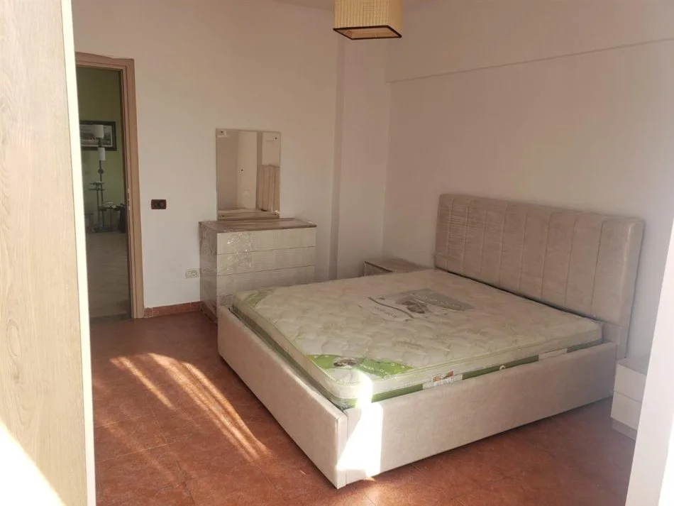 Tirane, jepet me qera apartament 2+1+Ballkon Kati 9, 105 m² 650 € (Komuna e Parisit ,Lulishtja)